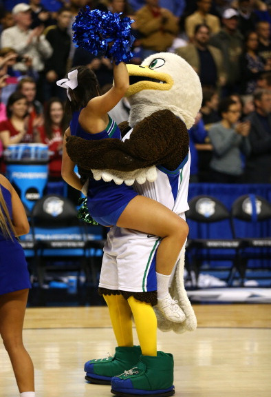 mascot-cheerleader1.jpg.37ce01e8fc22c05cff9d01393ff0d5d5.jpg