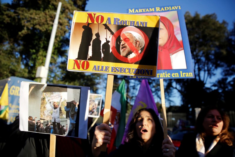 2018-01-02T221747Z_1_LYNXMPEE010YV_RTROPTP_3_US-IRAN-RALLIES.JPG