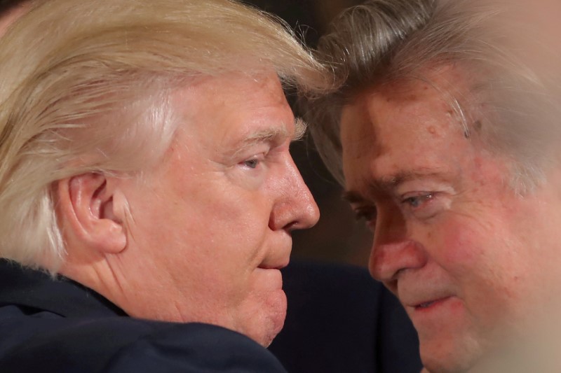 2018-01-03T192833Z_2_LYNXMPEE0214Y_RTROPTP_3_USA-TRUMP-RUSSIA-BANNON.JPG