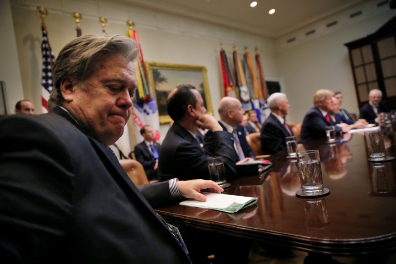2018-01-04T202814Z_2_LYNXMPEE030WS_RTROPTP_3_USA-TRUMP-RUSSIA-BANNON.JPG