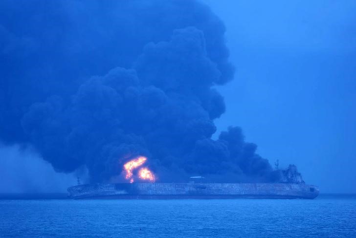 2018-01-07T100230Z_1_LYNXMPEE060AB_RTROPTP_3_CHINA-SHIPPING-ACCIDENT-OIL.JPG