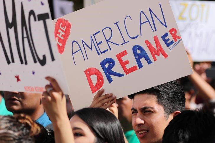 2018-01-10T040833Z_1_LYNXMPEE0905V_RTROPTP_3_USA-IMMIGRATION.JPG