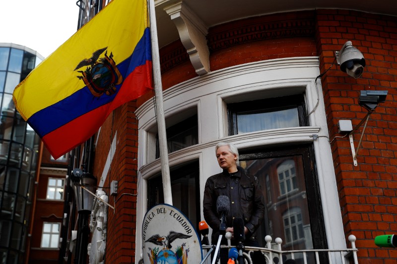2018-01-10T223104Z_1_LYNXMPEE091JZ_RTROPTP_3_ECUADOR-SWEDEN-ASSANGE.JPG