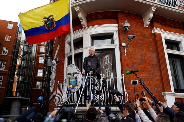 2018-01-11T195253Z_2_LYNXMPEE0A1DJ_RTROPTP_3_ECUADOR-ASSANGE.JPG
