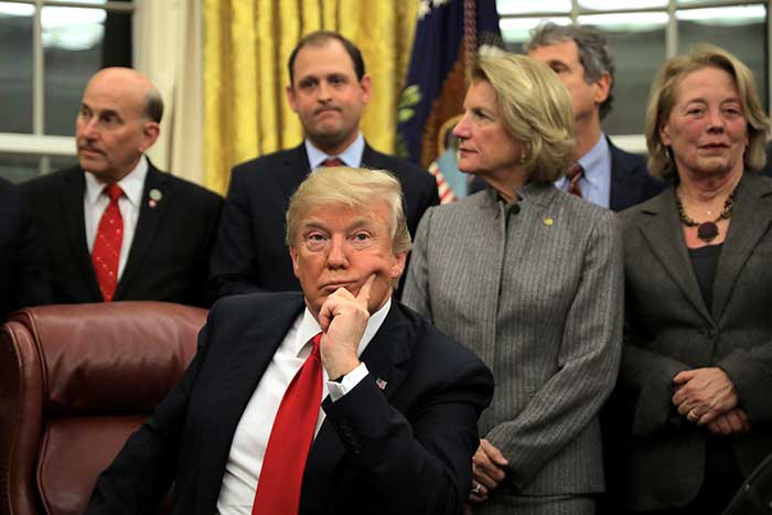 2018-01-11T214143Z_1_LYNXMPEE0A1VA_RTROPTP_4_USA-TRUMP.JPG