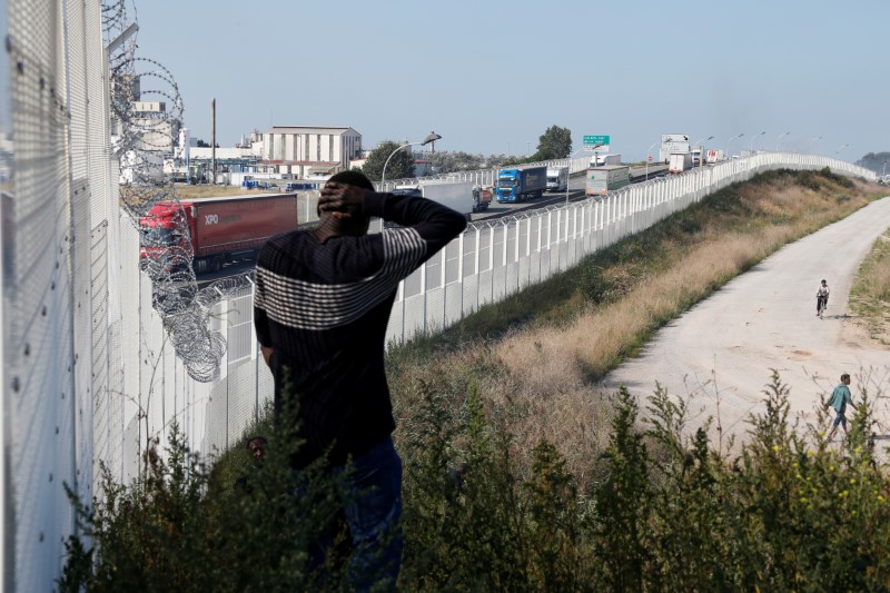 2018-01-14T222429Z_1_LYNXMPEE0D0NU_RTROPTP_3_EUROPE-MIGRANTS-CALAIS-WALL.JPG