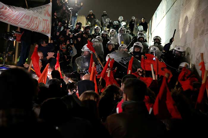 2018-01-15T212344Z_1_LYNXMPEE0E1G6_RTROPTP_4_EUROZONE-GREECE-STRIKE-TEARGAS.JPG