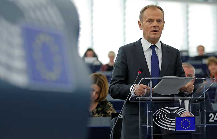 2018-01-16T135335Z_1_LYNXMPEE0F0Y2_RTROPTP_4_EU-PARLIAMENT-JUNCKER-TUSK.JPG