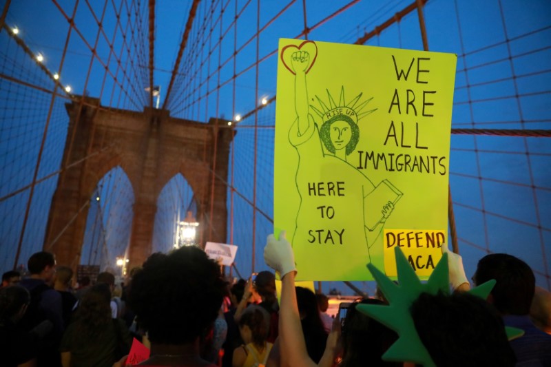 2018-01-19T020947Z_1_LYNXMPEE0I032_RTROPTP_3_USA-IMMIGRATION-PROTESTS.JPG