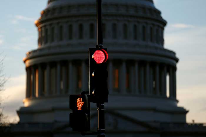 2018-01-21T190932Z_2_LYNXMPEE0K0IO_RTROPTP_4_USA-CONGRESS-SHUTDOWN.JPG