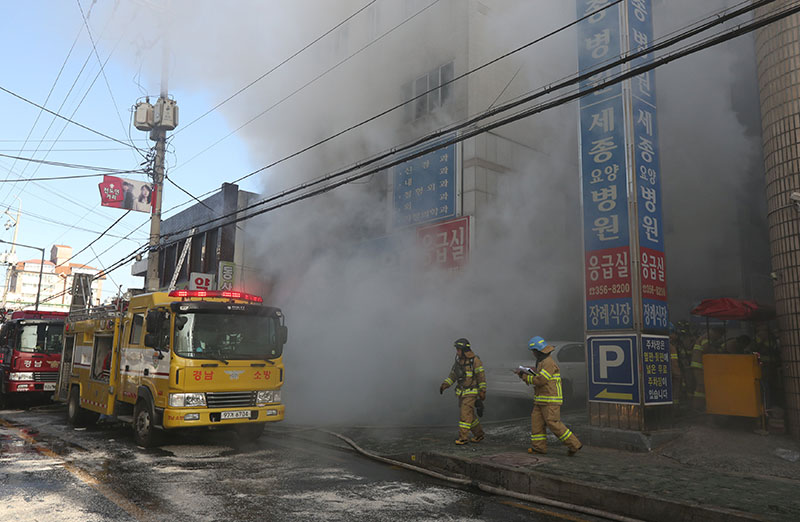 2018-01-26T013317Z_2_LYNXMPEE0P030_RTROPTP_4_SOUTHKOREA-FIRE.JPG