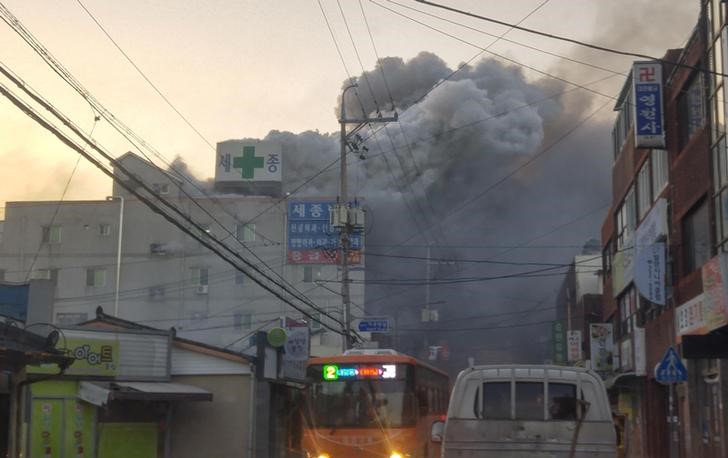 2018-01-26T024303Z_1_LYNXMPEE0P056_RTROPTP_3_SOUTHKOREA-FIRE.JPG