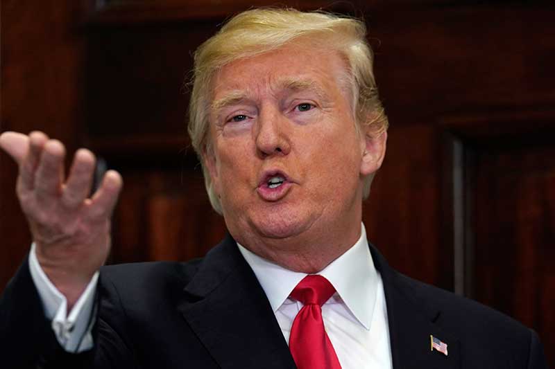 2018-01-29T210543Z_2_LYNXMPEE0S1EB_RTROPTP_4_USA-TRUMP-AZAR.JPG