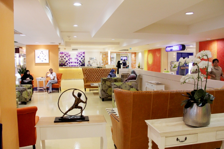 GI Center Front Desk - Vejthani Hospital Bangkok.JPG