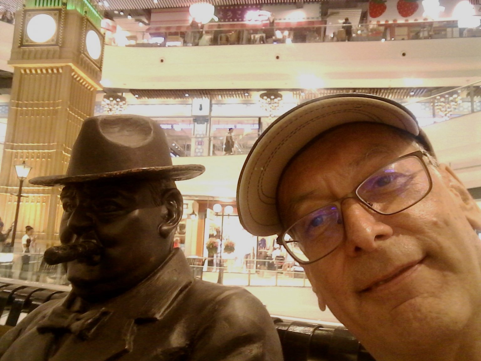 sat with churchill at T21 Korat apr17.jpg