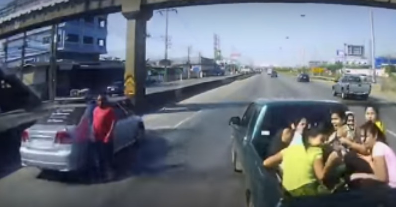 Thai_pickup_blowout.jpeg.6b0654dd0135bf40d3df390969e19b67.jpeg