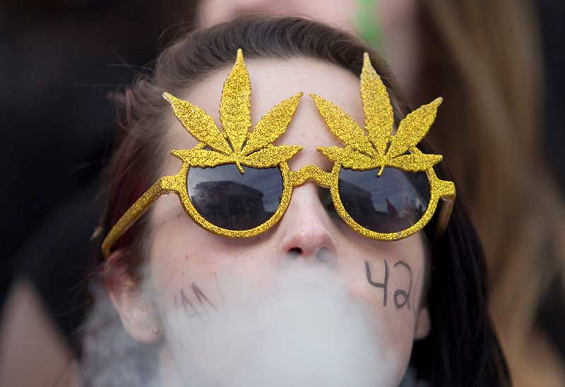 2018-02-06T005110Z_1_LYNXMPEE1501A_RTROPTP_4_CANADA-MARIJUANA-BRITISHCOLUMBIA.JPG