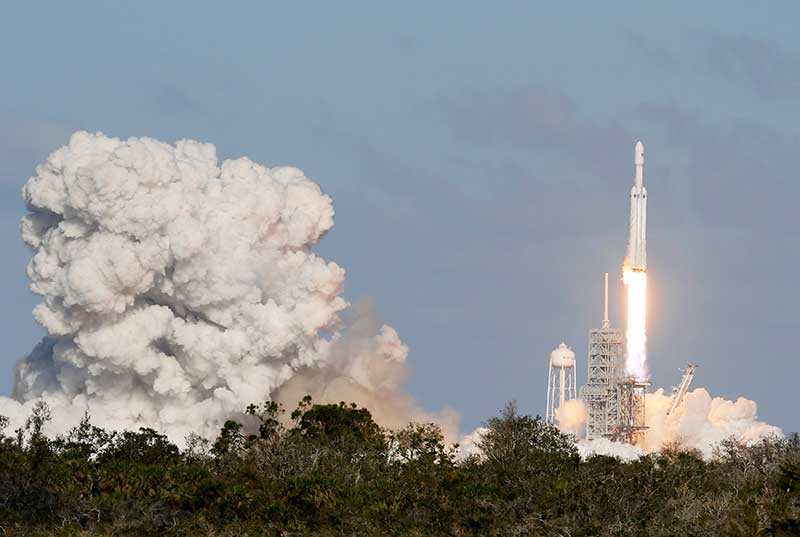 2018-02-07T033845Z_3_LYNXMPEE151UV_RTROPTP_4_SPACE-SPACEX-HEAVY.JPG