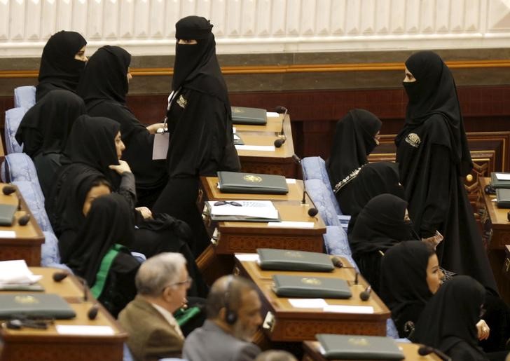 2018-02-10T224437Z_2_LYNXMPEE19089_RTROPTP_3_SAUDI-ECONOMY.JPG