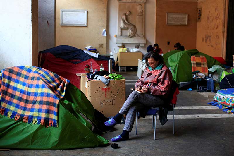 2018-02-20T072455Z_1_LYNXNPEE1J0F6_RTROPTP_4_ITALY-ELECTION-POVERTY.JPG
