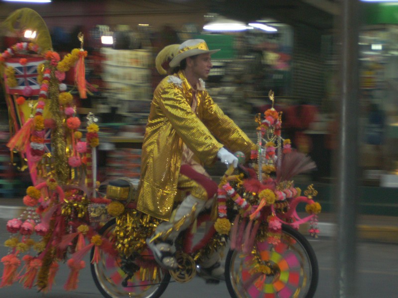 goldenman_glitterman.jpg.f2c5a1ae4ac1dc10c65ee5115ee5df58.jpg