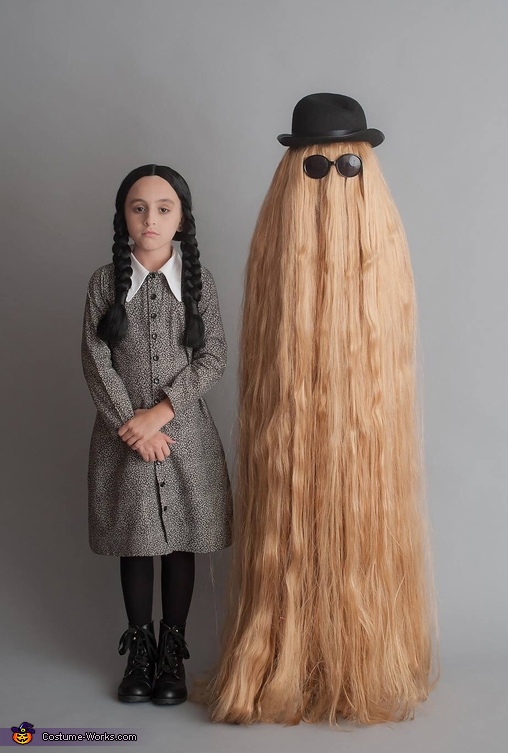wednesday_addams_and_cousin_it.jpg.ee263f15b8a903942f3db82c0a5ac2bc.jpg
