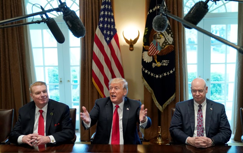 2018-03-01T230335Z_1_LYNXNPEE204BH_RTROPTP_3_USA-TRADE-TRUMP.JPG
