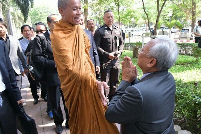 กปปส.ศาลอาญา_๑๘๐๓๑๔_0022-696x464.jpg