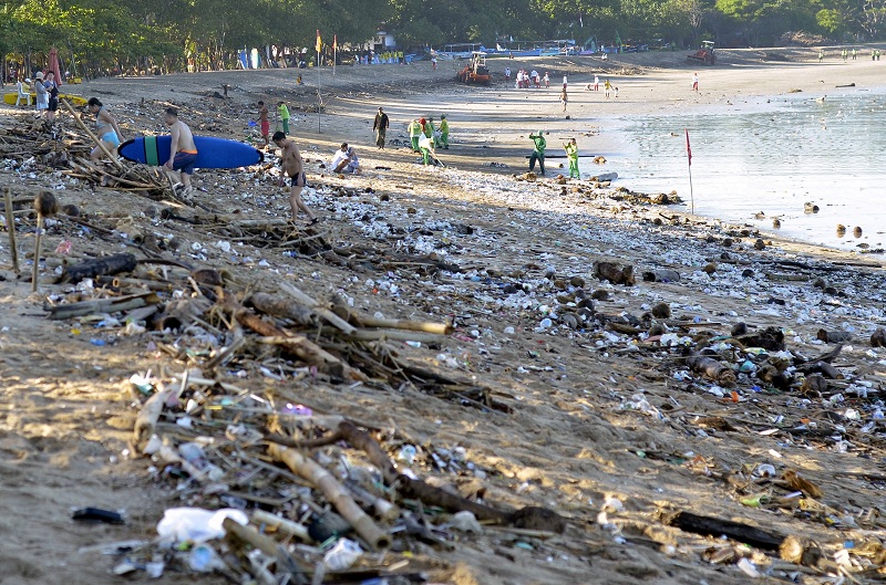 2018-04-06T092252Z_4_LYNXNPEE350D9_RTROPTP_4_ASIA-ENVIRONMENT-BEACHES.JPG