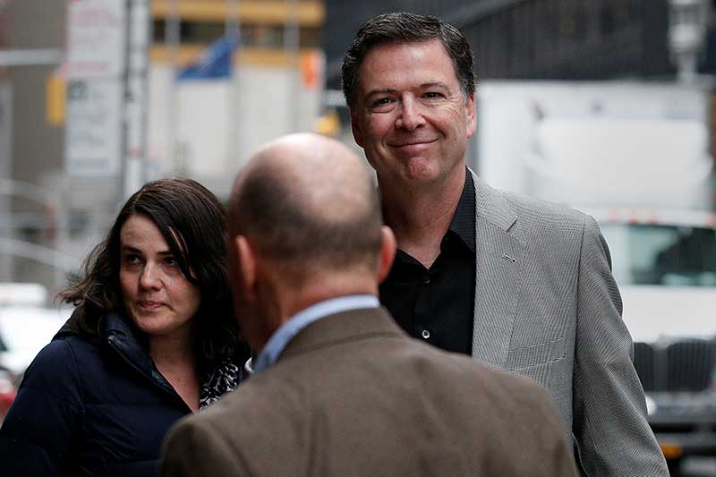 2018-04-17T223012Z_1_LYNXMPEE3G20Y_RTROPTP_4_USA-COMEY-BOOK.JPG