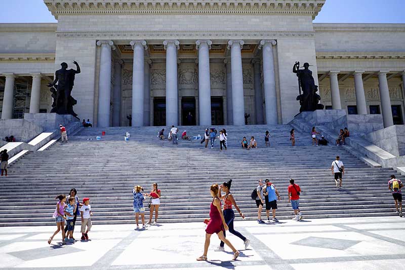 2018-04-25T010939Z_1_LYNXMPEE3O03L_RTROPTP_4_CUBA-TOURISM.JPG