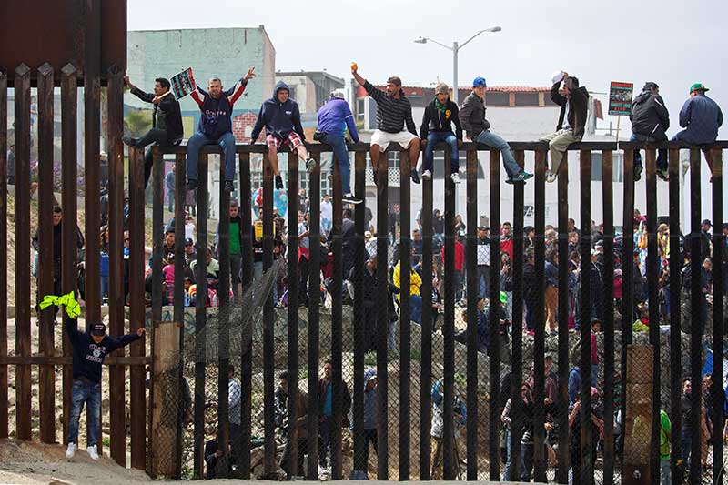 2018-04-29T211542Z_2_LYNXMPEE3S0JA_RTROPTP_4_USA-IMMIGRATION-CARAVAN.JPG