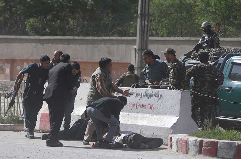2018-04-30T080932Z_2_LYNXMPEE3T065_RTROPTP_4_AFGHANISTAN-BLAST.JPG