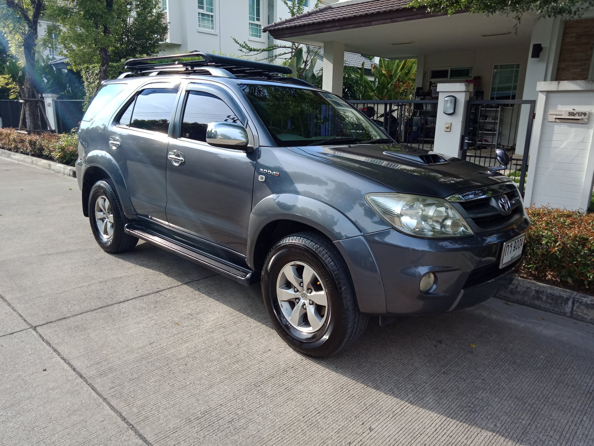 toyota fortuner 1.jpg