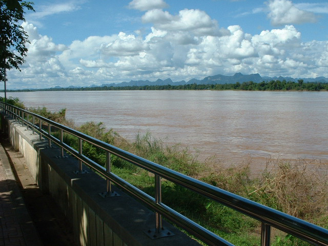 Mekong_River_in_Nakhon_Phanom.jpg