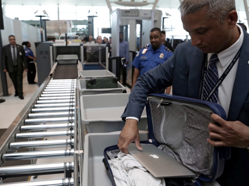 2018-05-03T231301Z_1_LYNXMPEE421T4_RTROPTP_3_USA-AIRLINES-ELECTRONICS.JPG