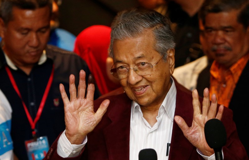 2018-05-09T155457Z_1_LYNXMPEE481TB_RTROPTP_3_MALAYSIA-ELECTION.JPG