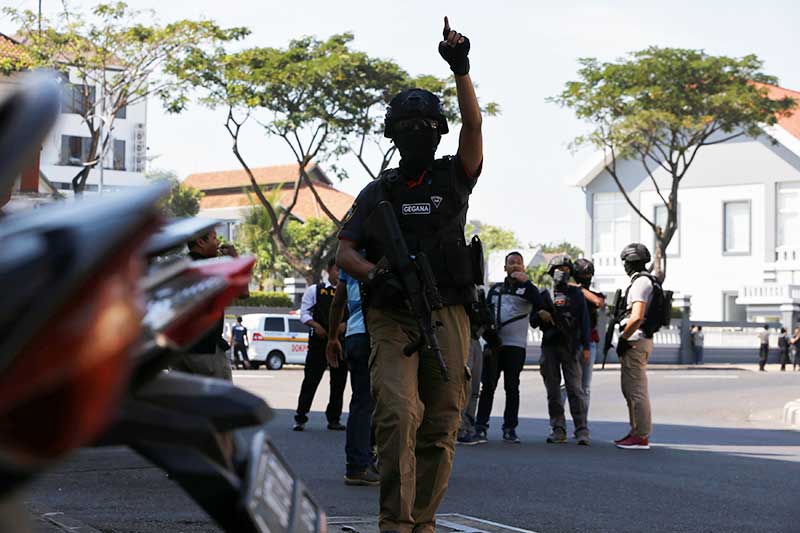 2018-05-14T033724Z_1_LYNXNPEE4D04R_RTROPTP_4_INDONESIA-BOMB-POLICE.JPG