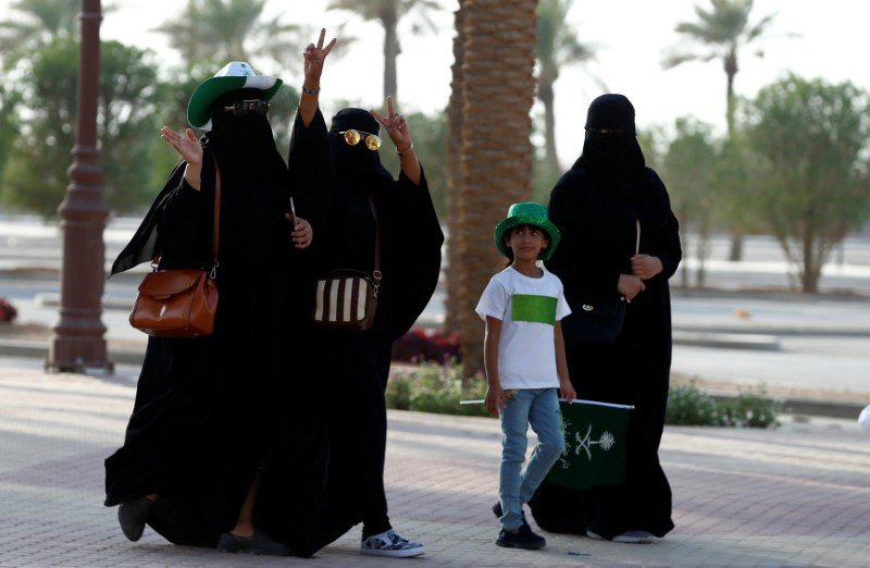 2018-05-29T223209Z_1_LYNXNPEE4S1XG_RTROPTP_3_SAUDI-NATIONALDAY-WOMEN.JPG