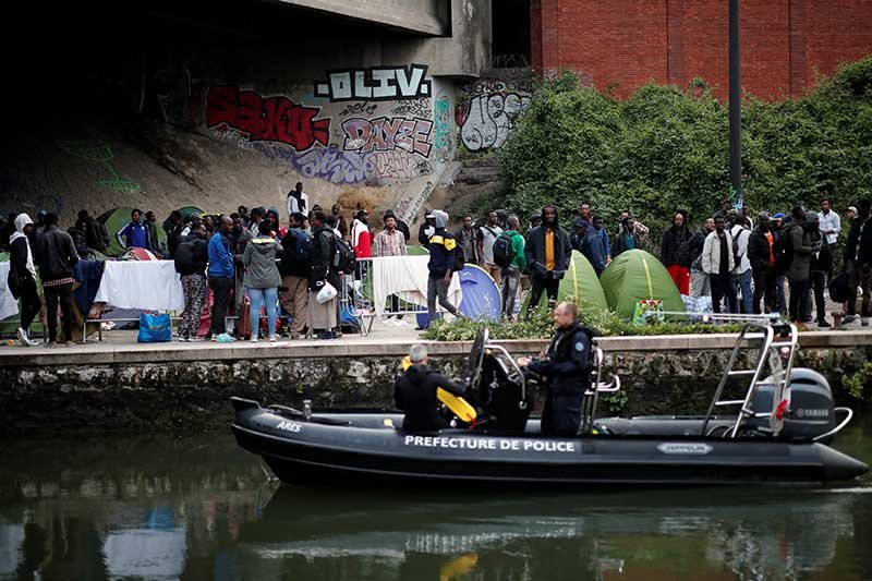 2018-05-30T063544Z_1_LYNXNPEE4T0D7_RTROPTP_4_EUROPE-MIGRANTS-PARIS-EVACUATION.JPG