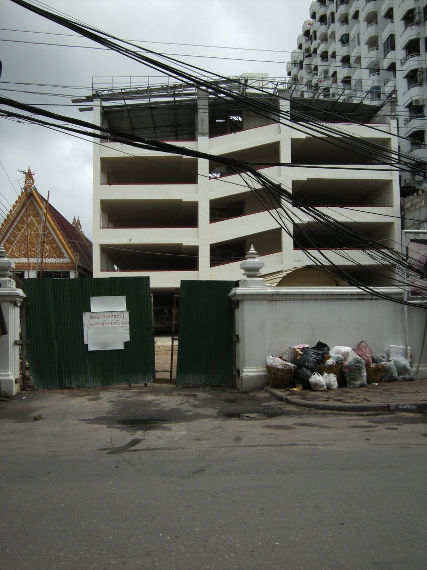5aebe69bd4e5c_centercondoparking.thumb.JPG.2b38628d7b524f32e79cd682ab933d8c.JPG