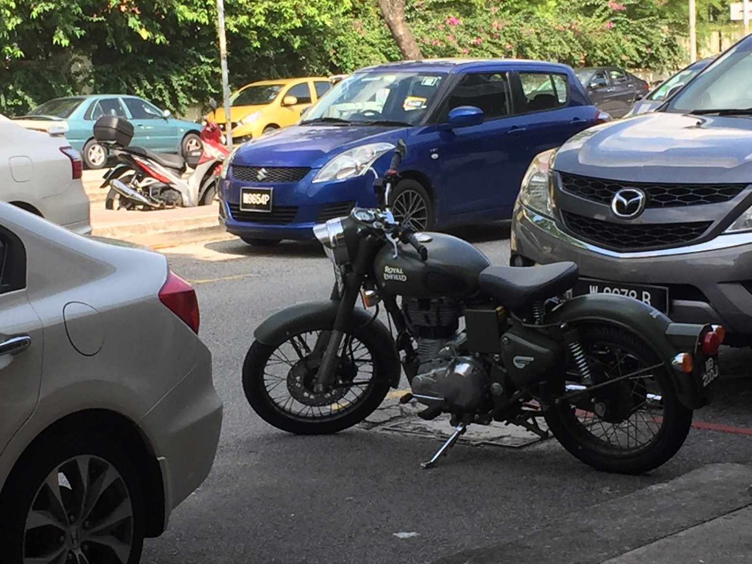 1110366409_RoyalEnfield1.thumb.JPG.0009392b0d6832d70a8687e1dde5a7c3.JPG