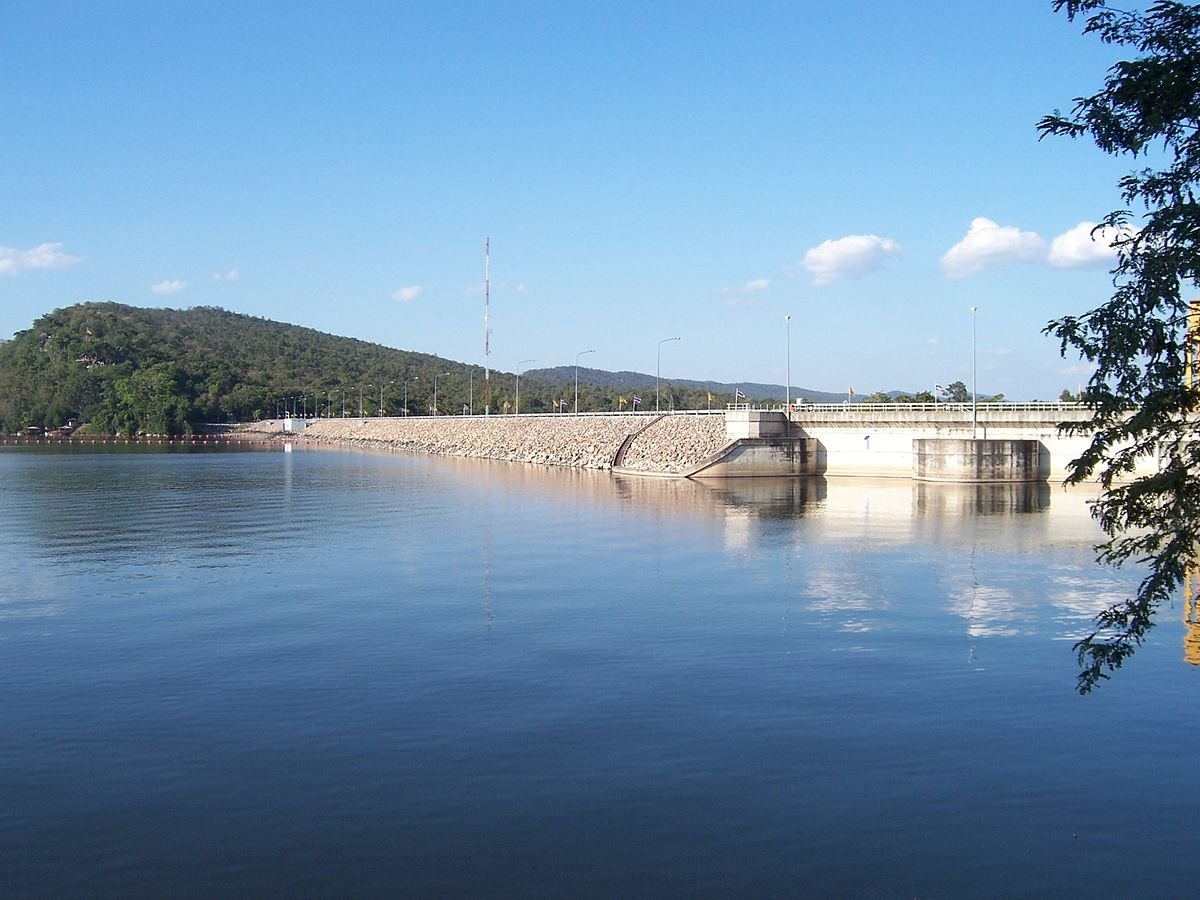 1200px-Ubol_Ratana_Dam.jpg