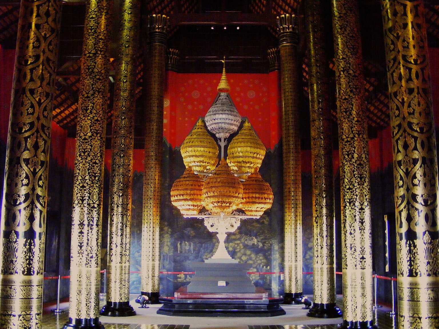 bee inside palace.jpg