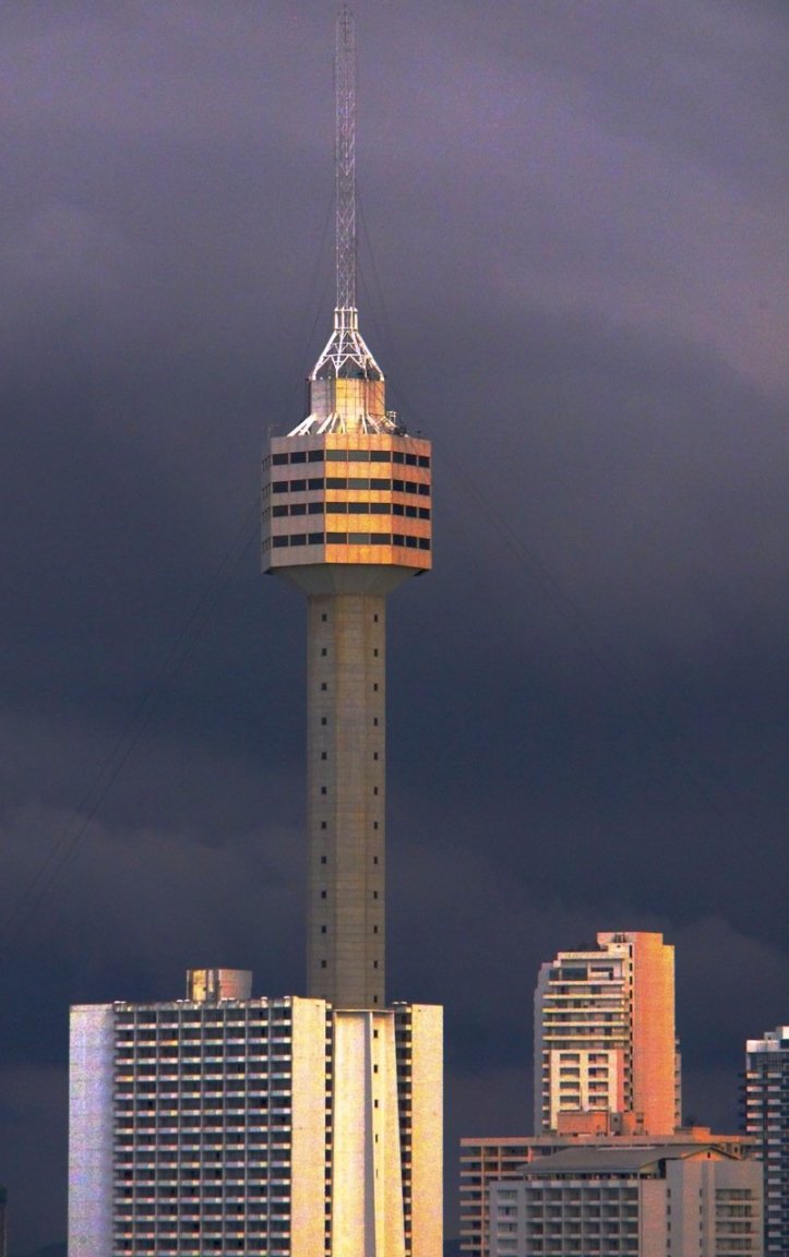 Pattaya Tower Gold Reflection 20.05.2018.jpg