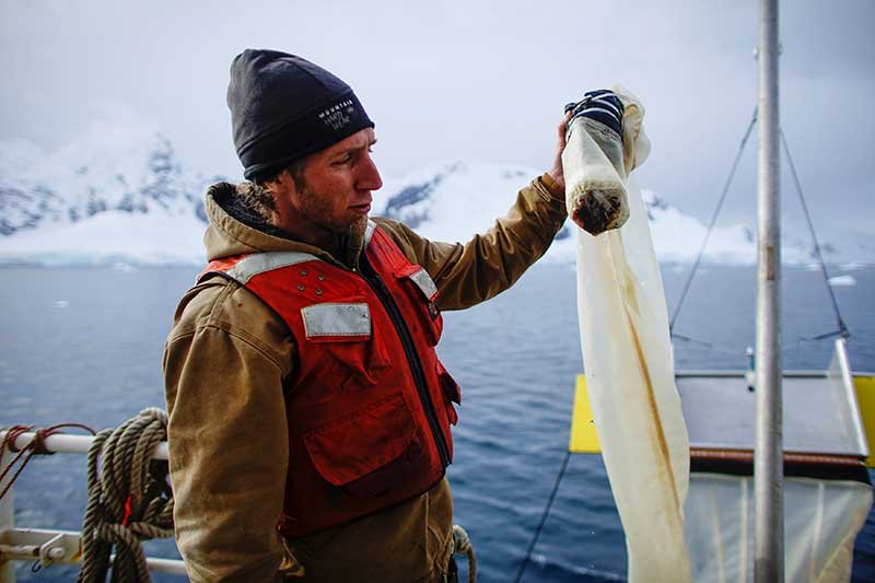 2018-06-06T225245Z_1_LYNXNPEE55236_RTROPTP_4_ANTARCTICA-PLASTICS.JPG