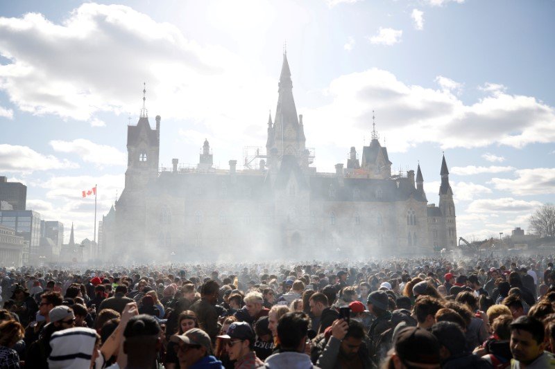 2018-06-20T015355Z_1_LYNXMPEE5J03N_RTROPTP_3_CANADA-CANNABIS.JPG