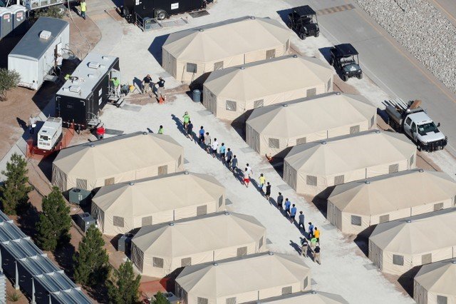 2018-06-27T032115Z_1_LYNXMPEE5Q096_RTROPTP_3_USA-IMMIGRATION-MEDIA-VISIT.JPG