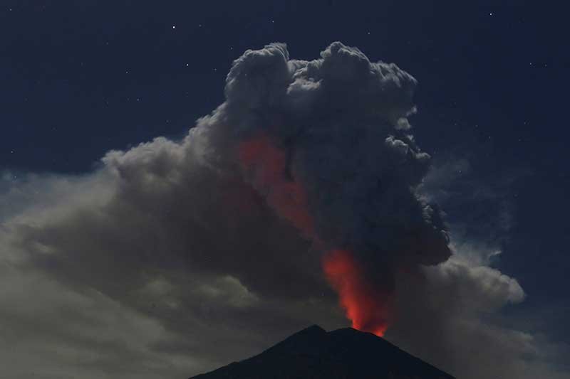 2018-06-29T003745Z_1_LYNXMPEE5S02K_RTROPTP_4_INDONESIA-VOLCANO.JPG