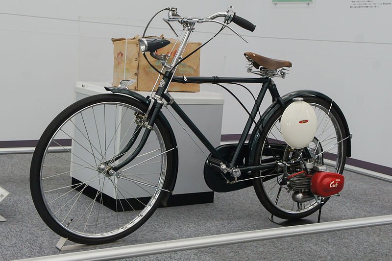 Honda_Cub_F_with_bicycle_Honda_Collection_Hall.jpg.423e7ad8427282f3dbe6bc34a47358ce.jpg